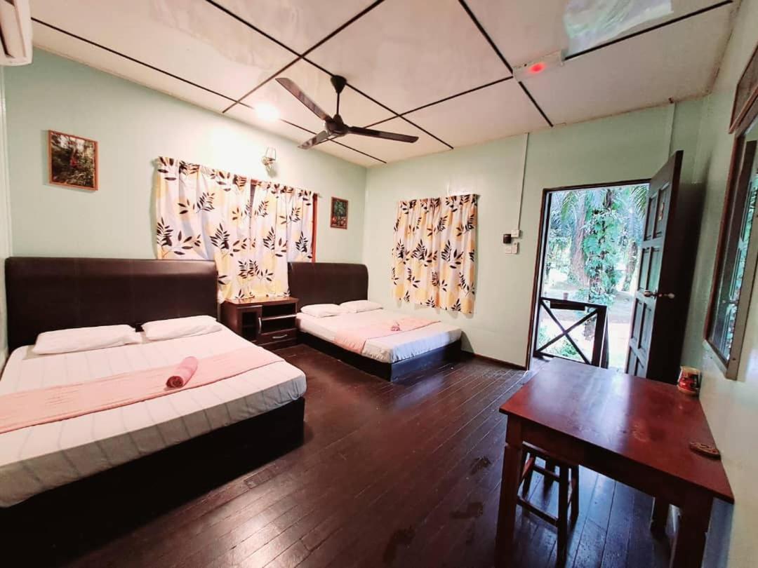 Sukau Backpackers Bed & Breakfast Bed & Breakfast Exterior photo